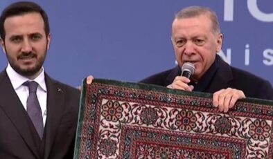 Cumhurbaşkanı Erdoğan, seccadeyi kaldırıp Kılıçdaroğlu’na göndermede bulundu
